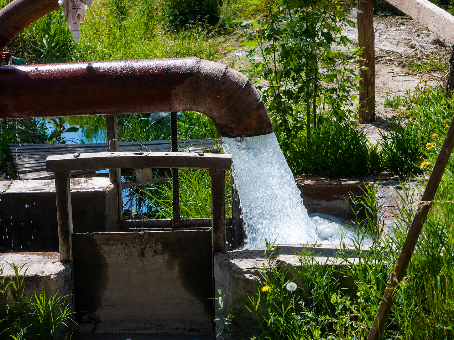 Salida de agua de la perforación propia de la finca
